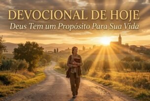 Pessoa caminhando por uma estrada iluminada ao amanhecer em um devocional de hoje
